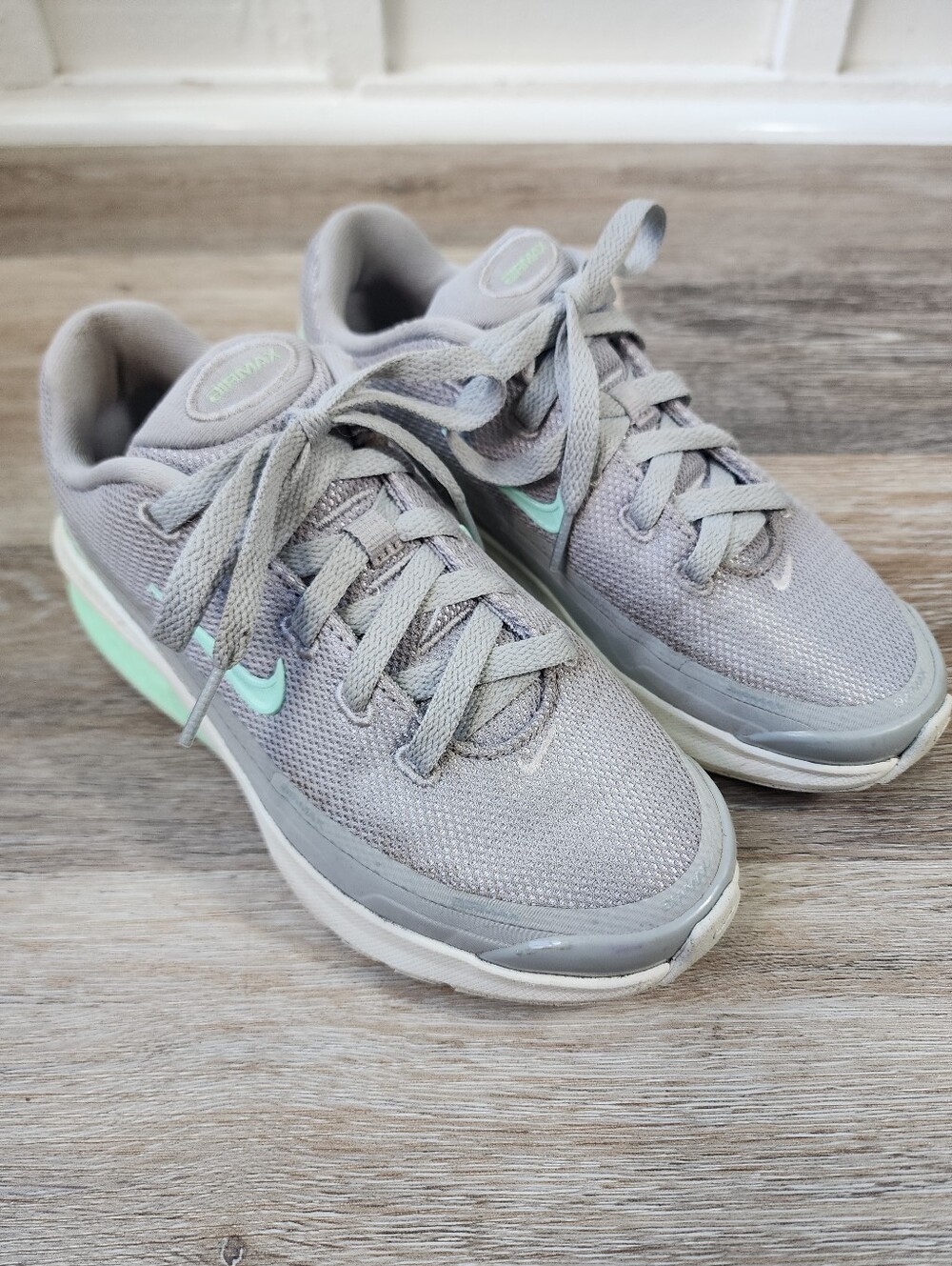 Nike Airmax Kids' Gray Mesh Sneakers with Mint Swoosh Size 6 Big Girls